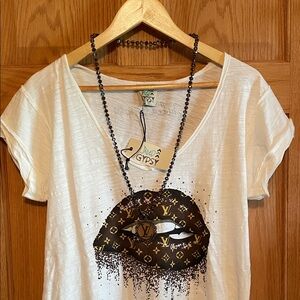 Jaded Gypsy White Short Sleeve Tee LV, the necklace is included in the price.